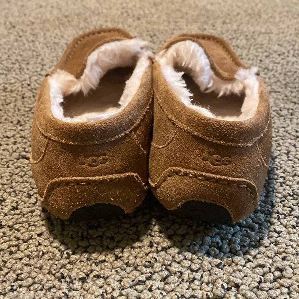 Ugg Brown Slip On Moccasins Size 5 in Like New Condition